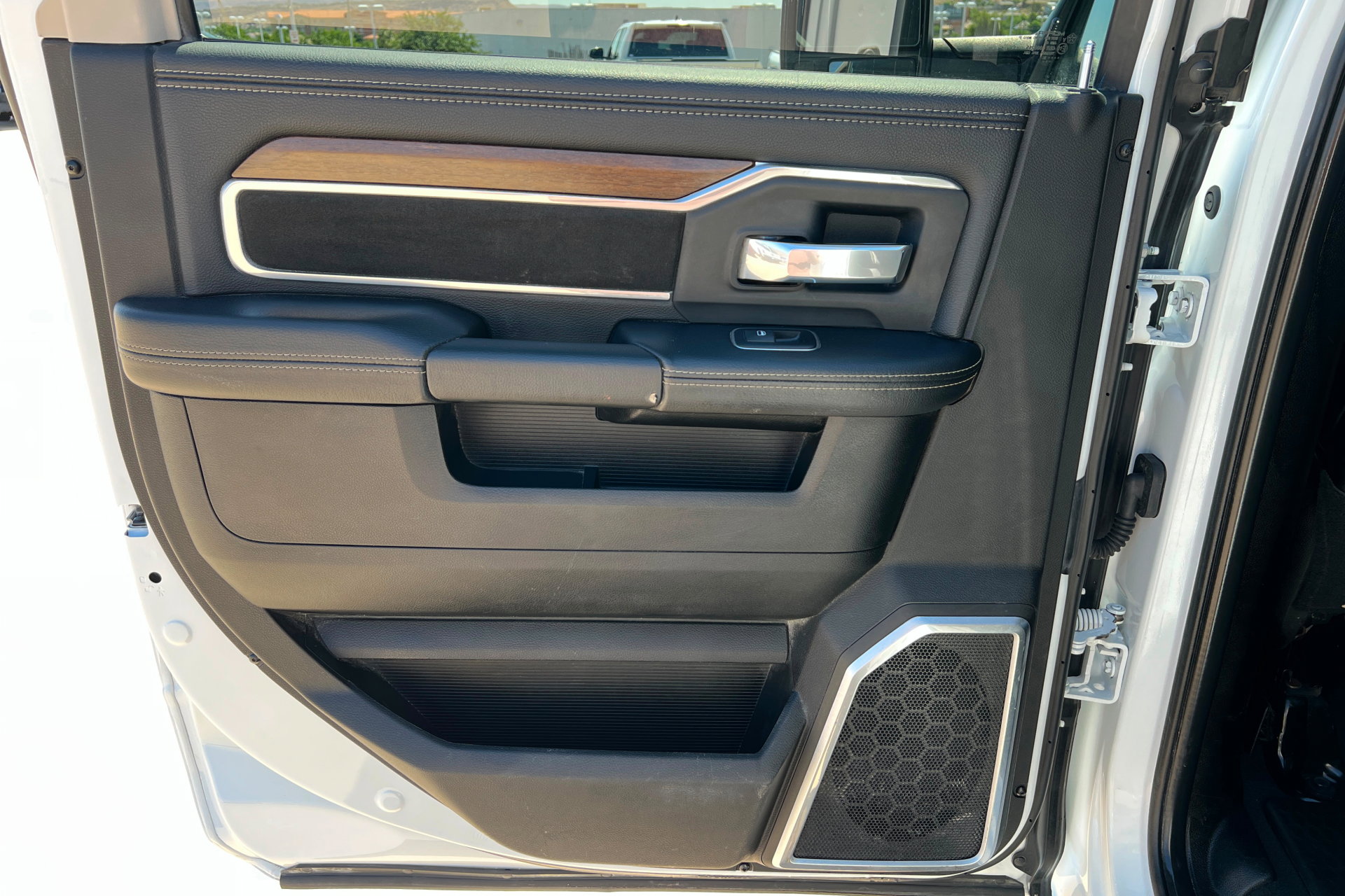 Used 2024 RAM 2500 Laramie AWD/4WD image 18