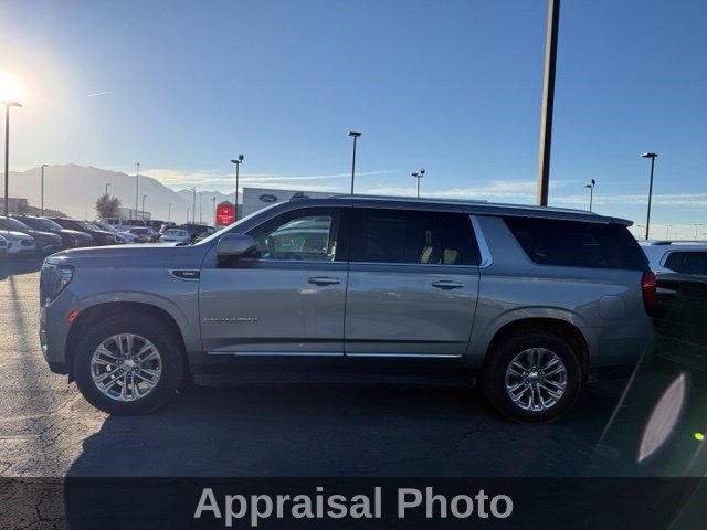 Used 2024 GMC Yukon XL SLT w/ SLT Luxury Package AWD/4WD image 3
