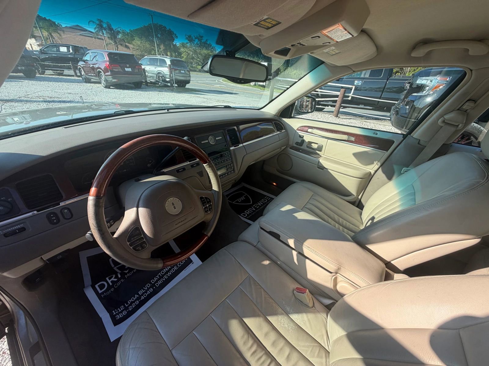 Used 2003 Lincoln Town Car Signature image 9