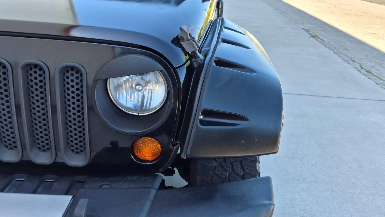 Used 2008 Jeep Wrangler Sahara w/ Dual Top Group AWD/4WD image 12