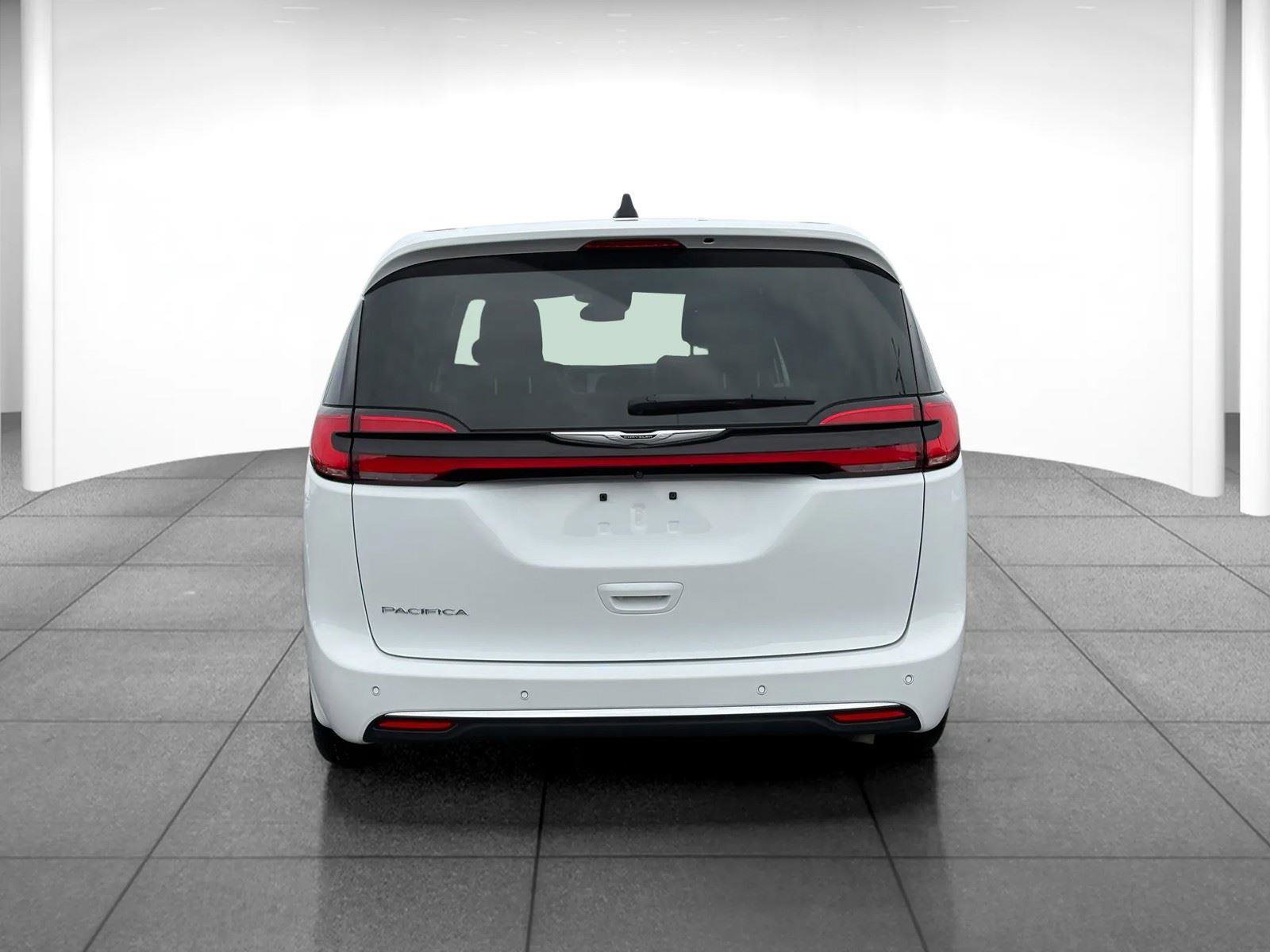 Used 2024 Chrysler Pacifica Touring-L image 6