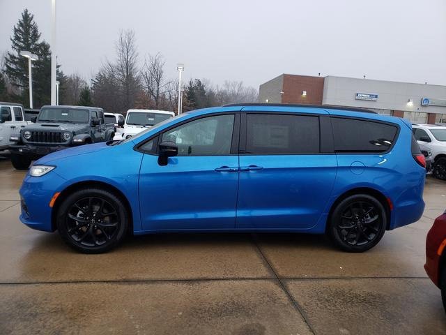 New 2026 Chrysler Pacifica Select w/ S Appearance Package image 3