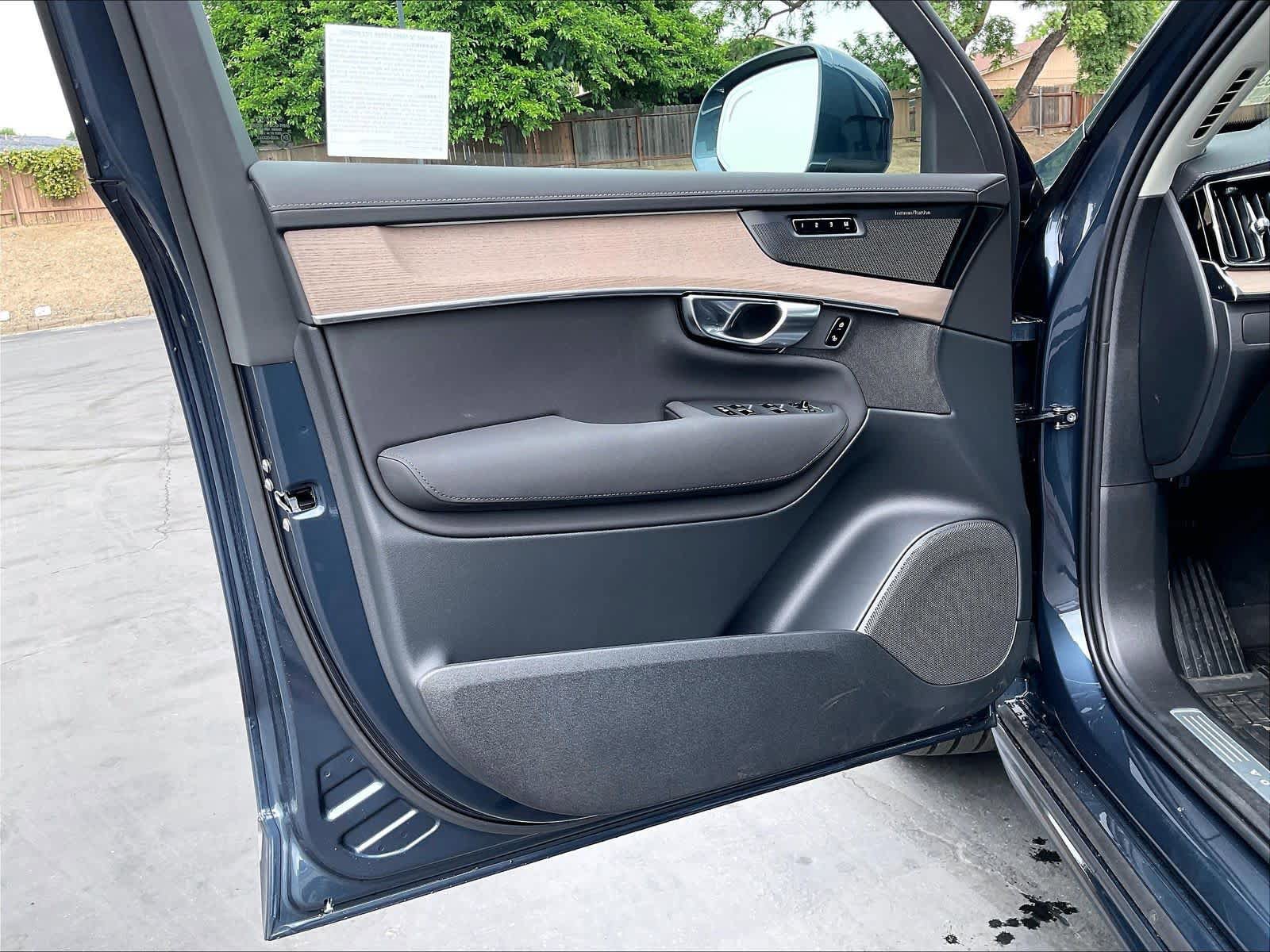 New 2026 Volvo XC90 T8 Plus w/ Protection Package Premier image 24
