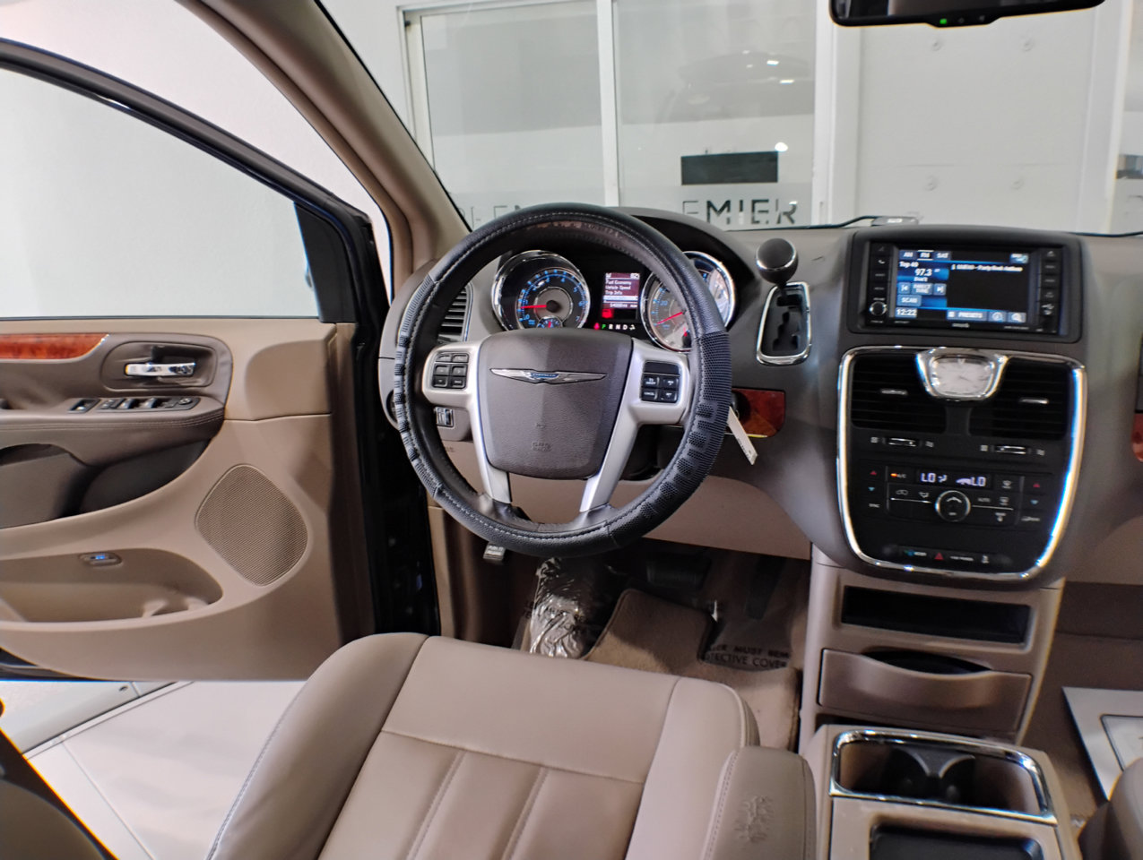 Used 2016 Chrysler Town & Country Touring image 34