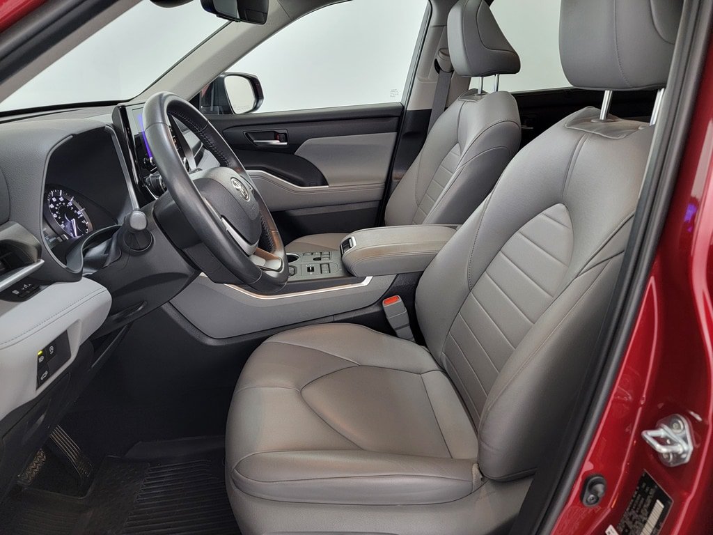 Used 2023 Toyota Highlander XLE AWD/4WD image 14