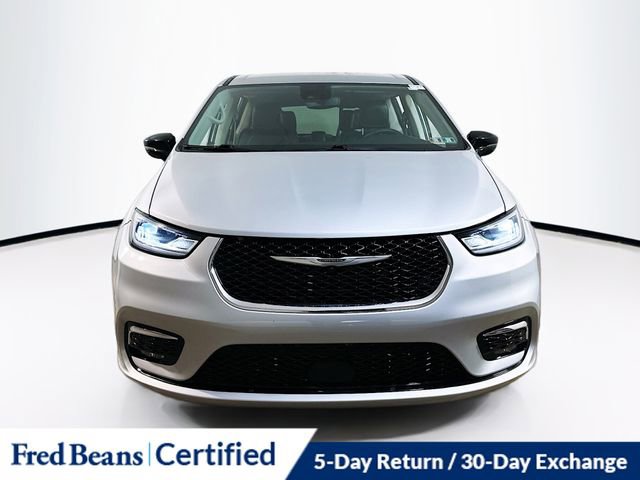 Used 2024 Chrysler Pacifica Touring-L image 2