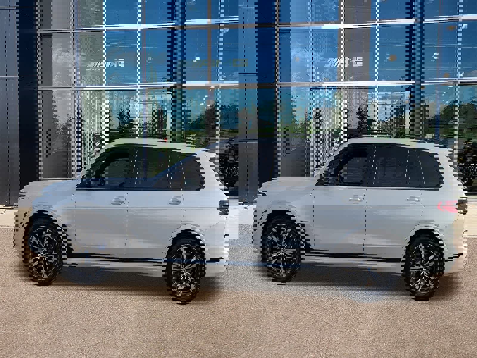 Used 2024 BMW X7 M60i w/ Executive Package image 8