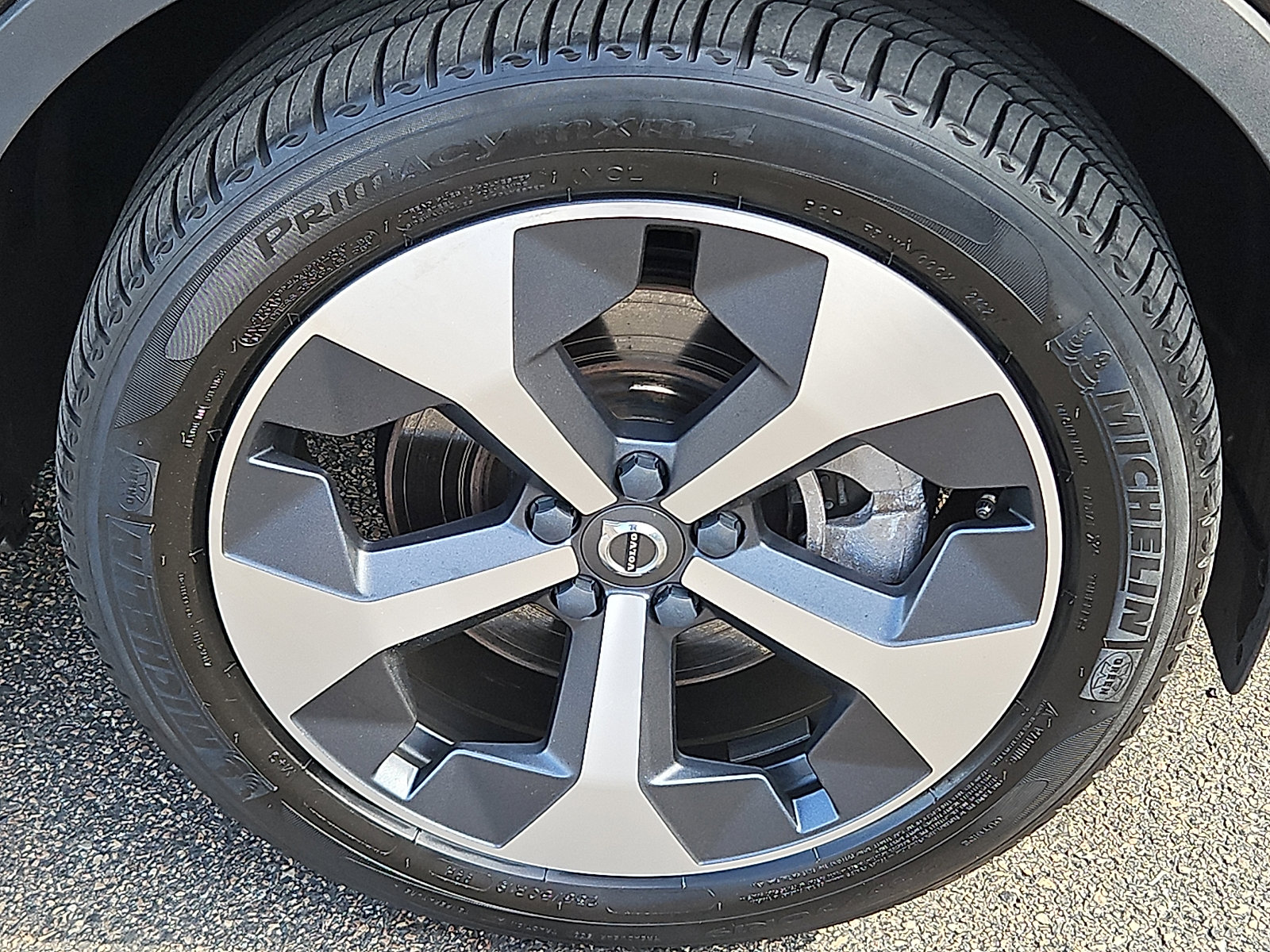 Certified 2023 Volvo XC40 B5 Plus w/ Climate Package image 8