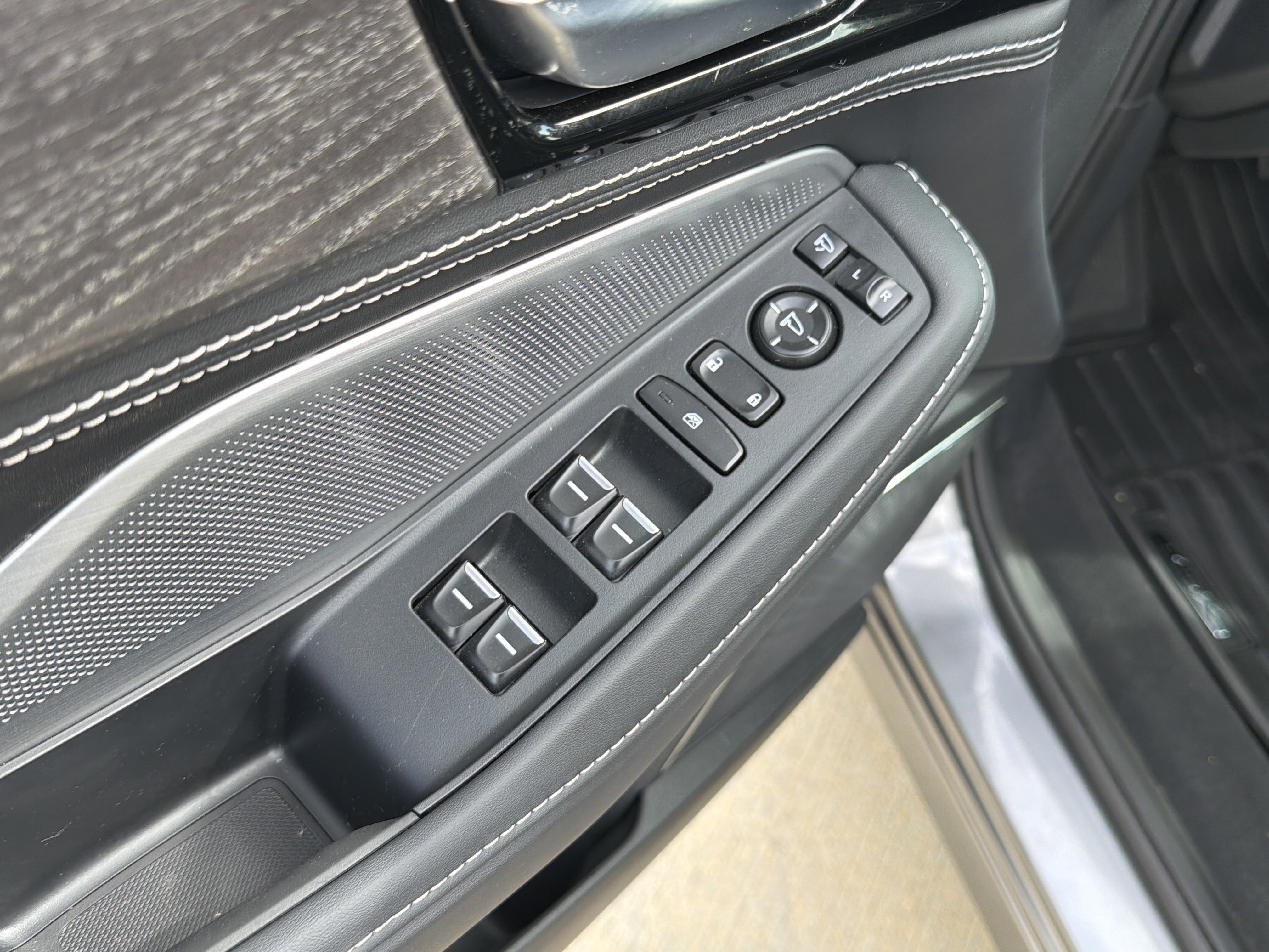 Certified 2025 Acura MDX SH-AWD w/ Advance Package image 22