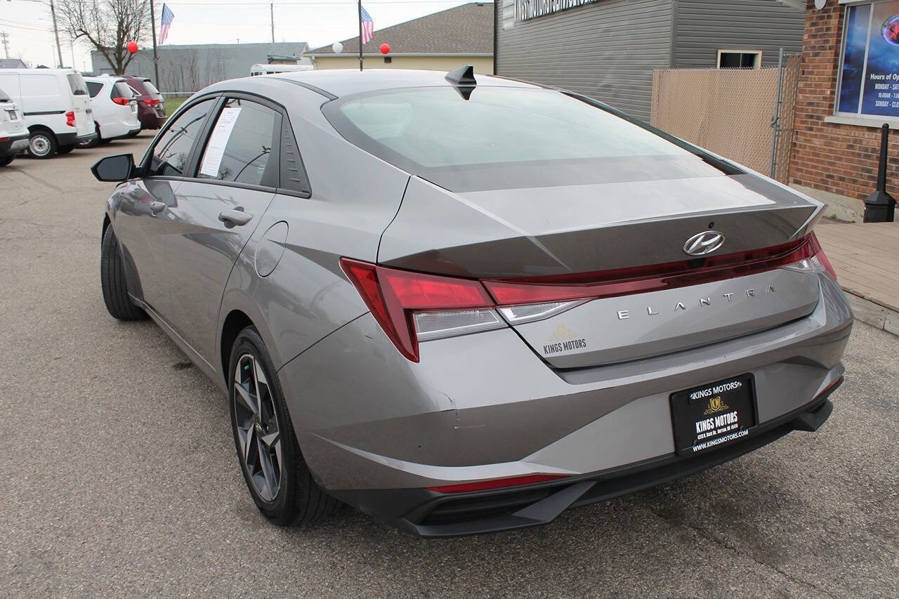 Used 2023 Hyundai Elantra SEL w/ Convenience Package image 3