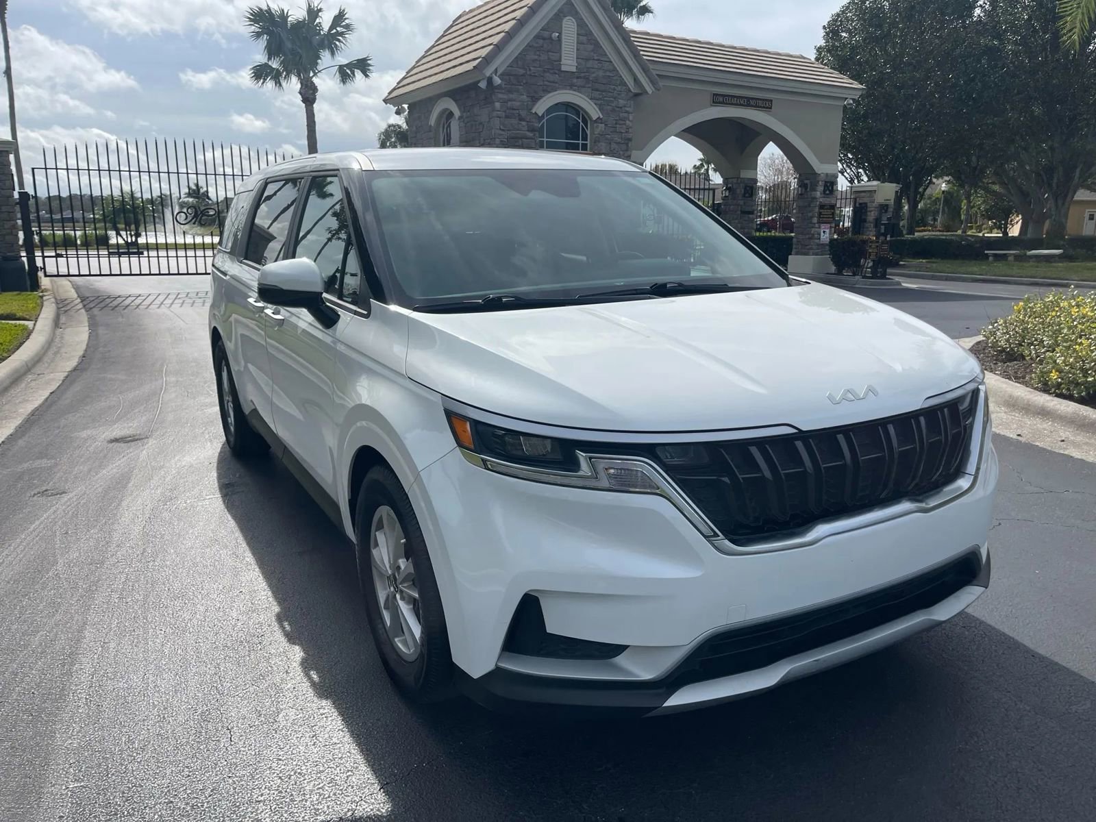 Used 2022 Kia Carnival LX image 3