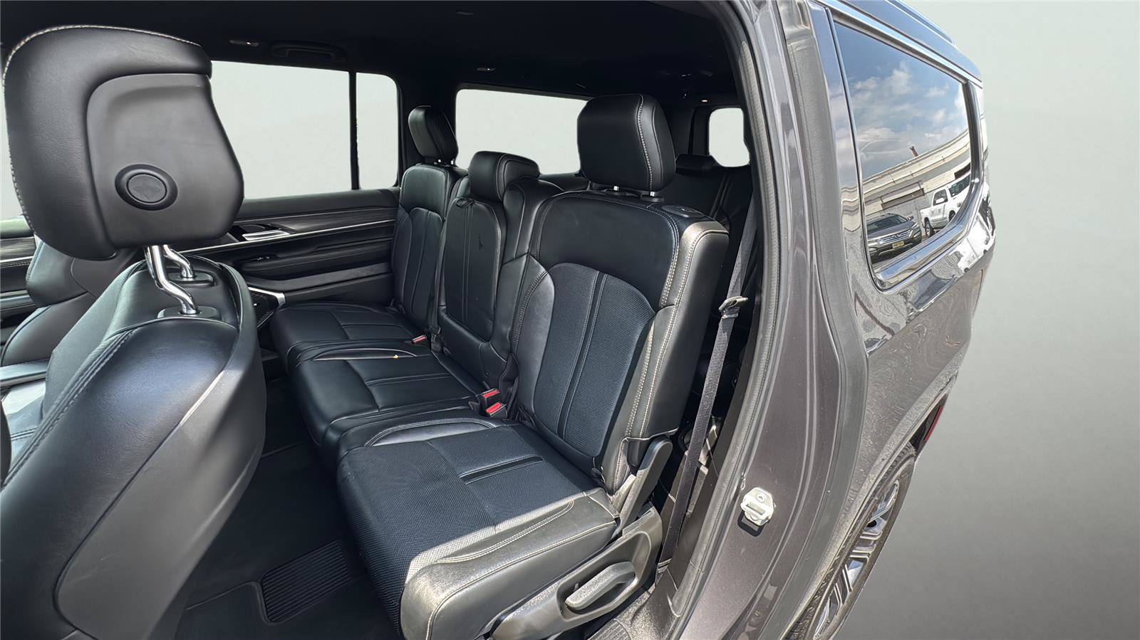 Certified 2024 Jeep Wagoneer L Series II w/ Flexible Seating Group AWD/4WD image 19