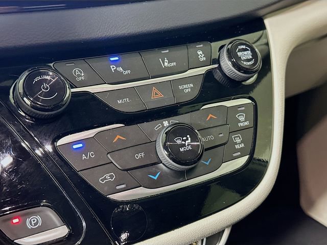 Used 2024 Chrysler Pacifica Touring-L image 17