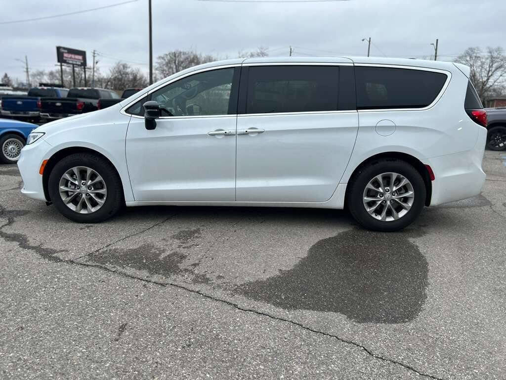 Used 2026 Chrysler Pacifica Limited image 8