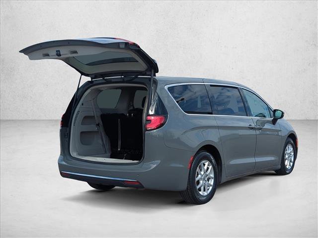 Used 2023 Chrysler Pacifica Touring-L FWD image 5