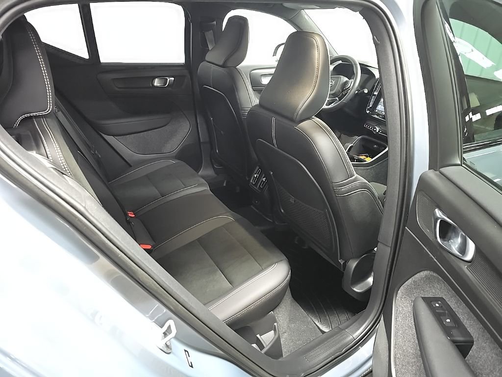 Used 2022 Volvo XC40 P8 Recharge Plus image 18