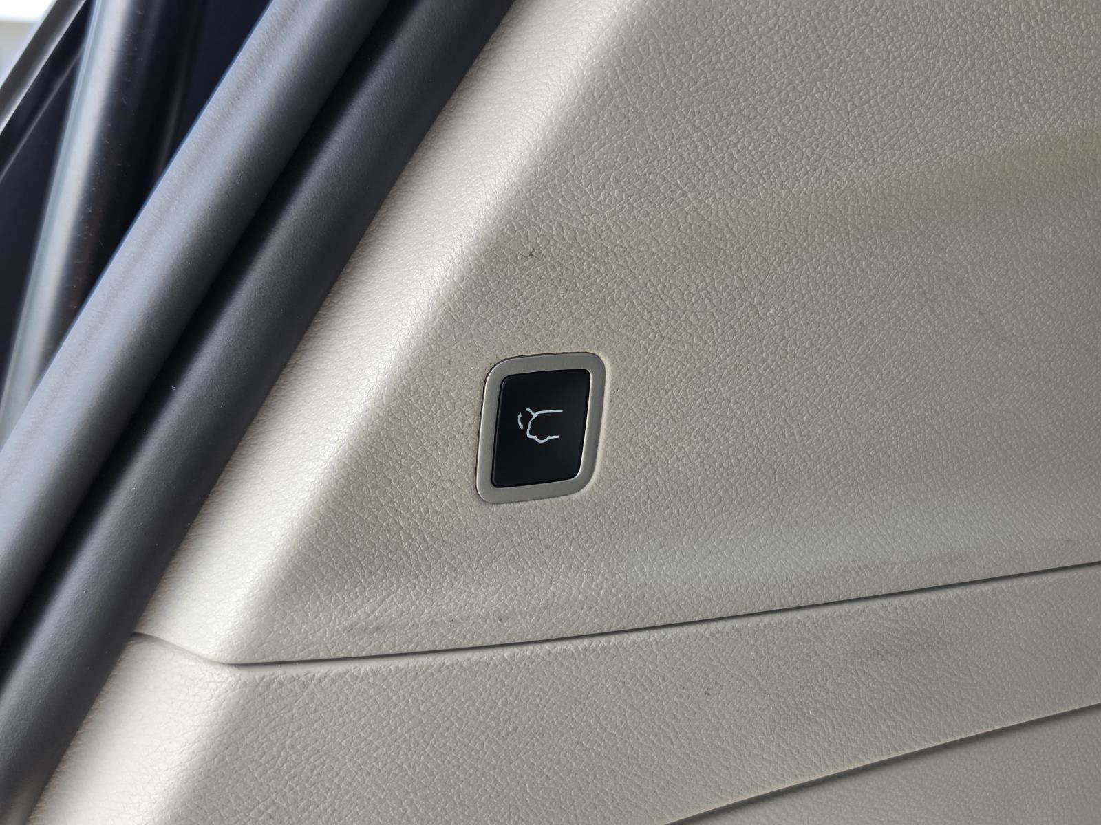 Used 2023 Chrysler Voyager LX FWD image 11