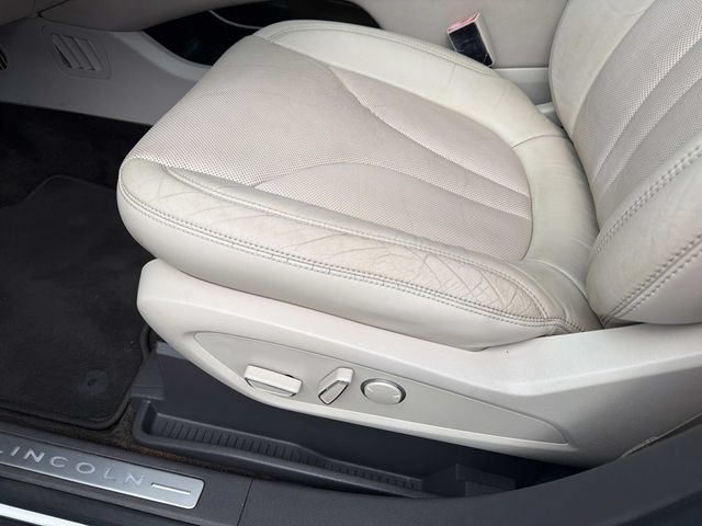 Used 2016 Lincoln MKX Reserve w/ Cargo Utility Package FWD image 22