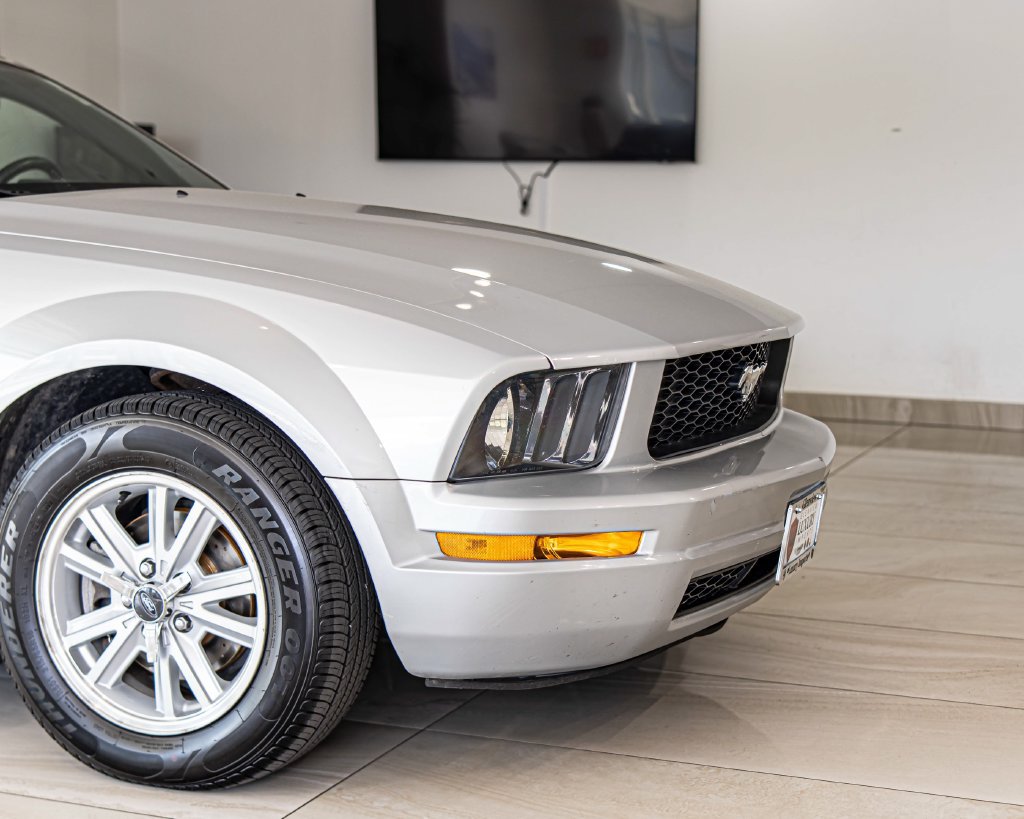 Used 2006 Ford Mustang Convertible RWD image 3