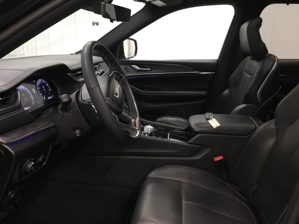 Used 2024 Jeep Grand Cherokee Overland w/ Luxury Tech Group IV AWD/4WD image 5