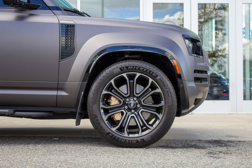 Used 2025 Land Rover Defender 110 image 5