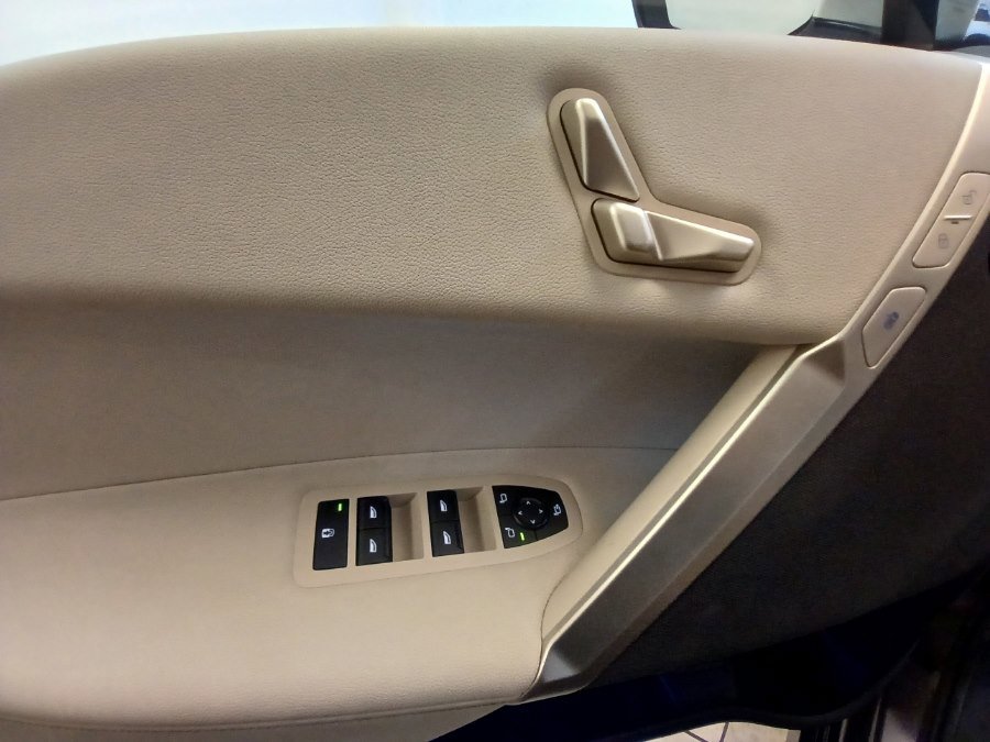 Used 2023 BMW iX xDrive50 w/ Sport Package image 14