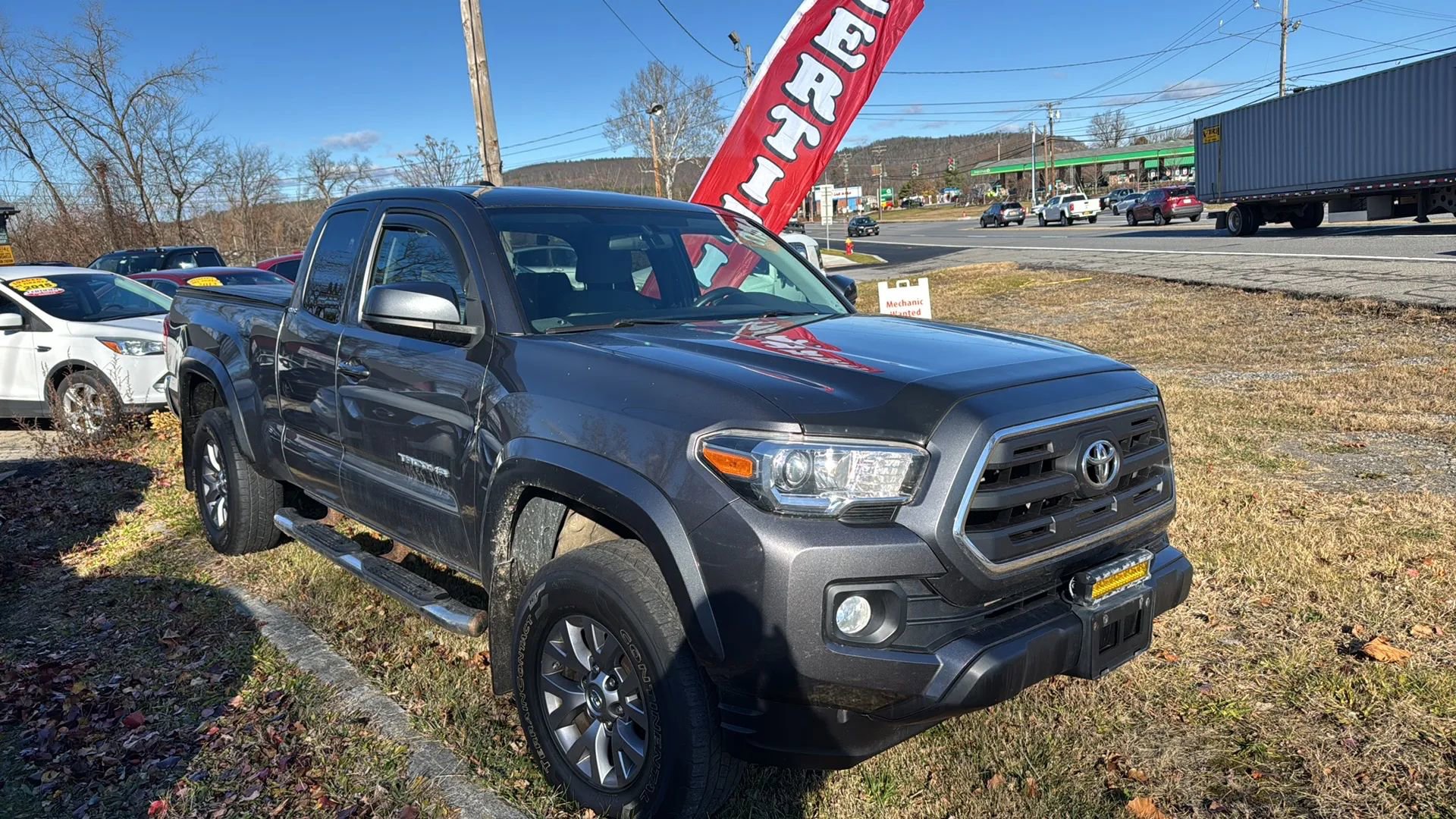Used 2017 Toyota Tacoma SR5 w/ SR5 Appearance Package (SM) AWD/4WD image 4