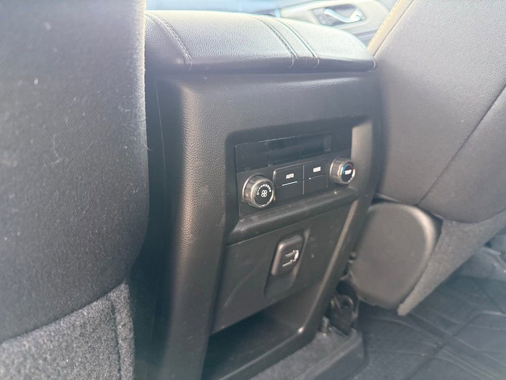 Used 2023 Chevrolet Traverse LT w/ Rear Camera Mirror Package image 16