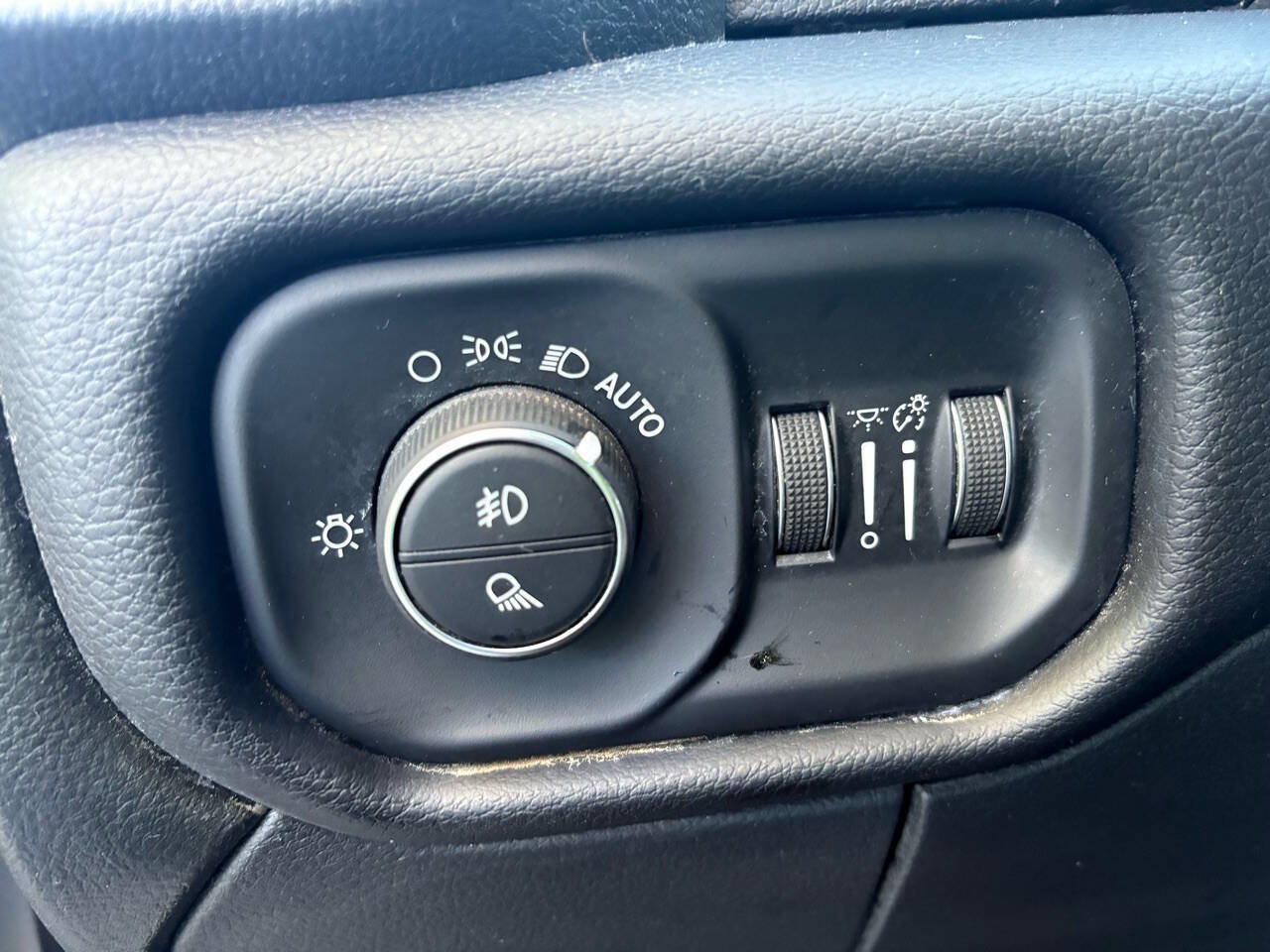 Used 2017 RAM 2500 Tradesman w/ Chrome Appearance Group image 82