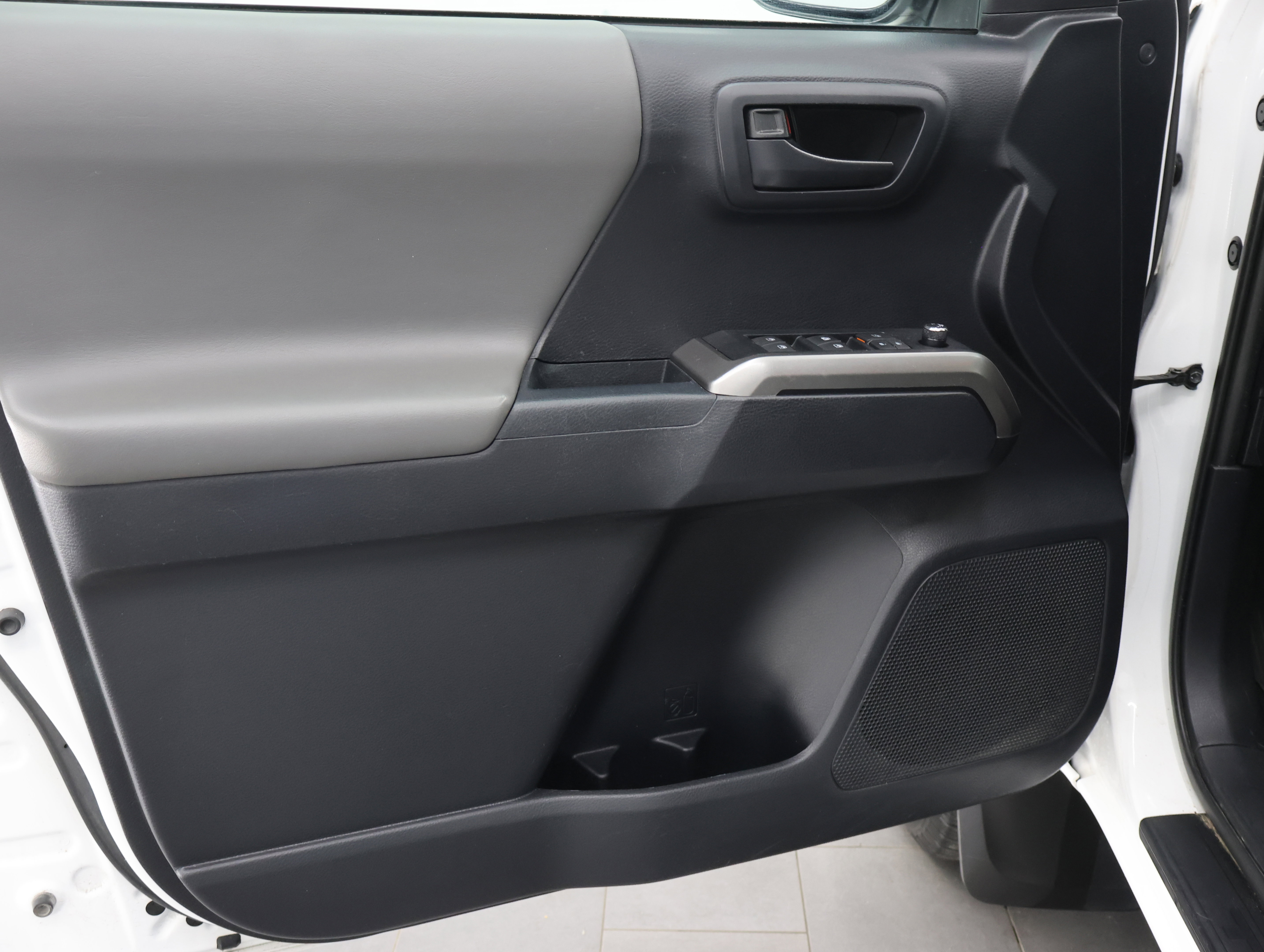 Used 2018 Toyota Tacoma SR5 AWD/4WD image 34