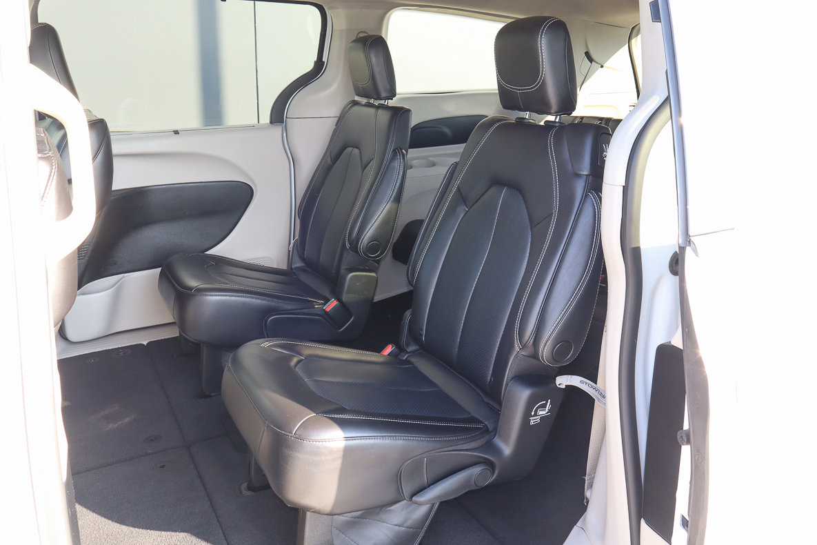 Used 2023 Chrysler Pacifica Touring-L image 8