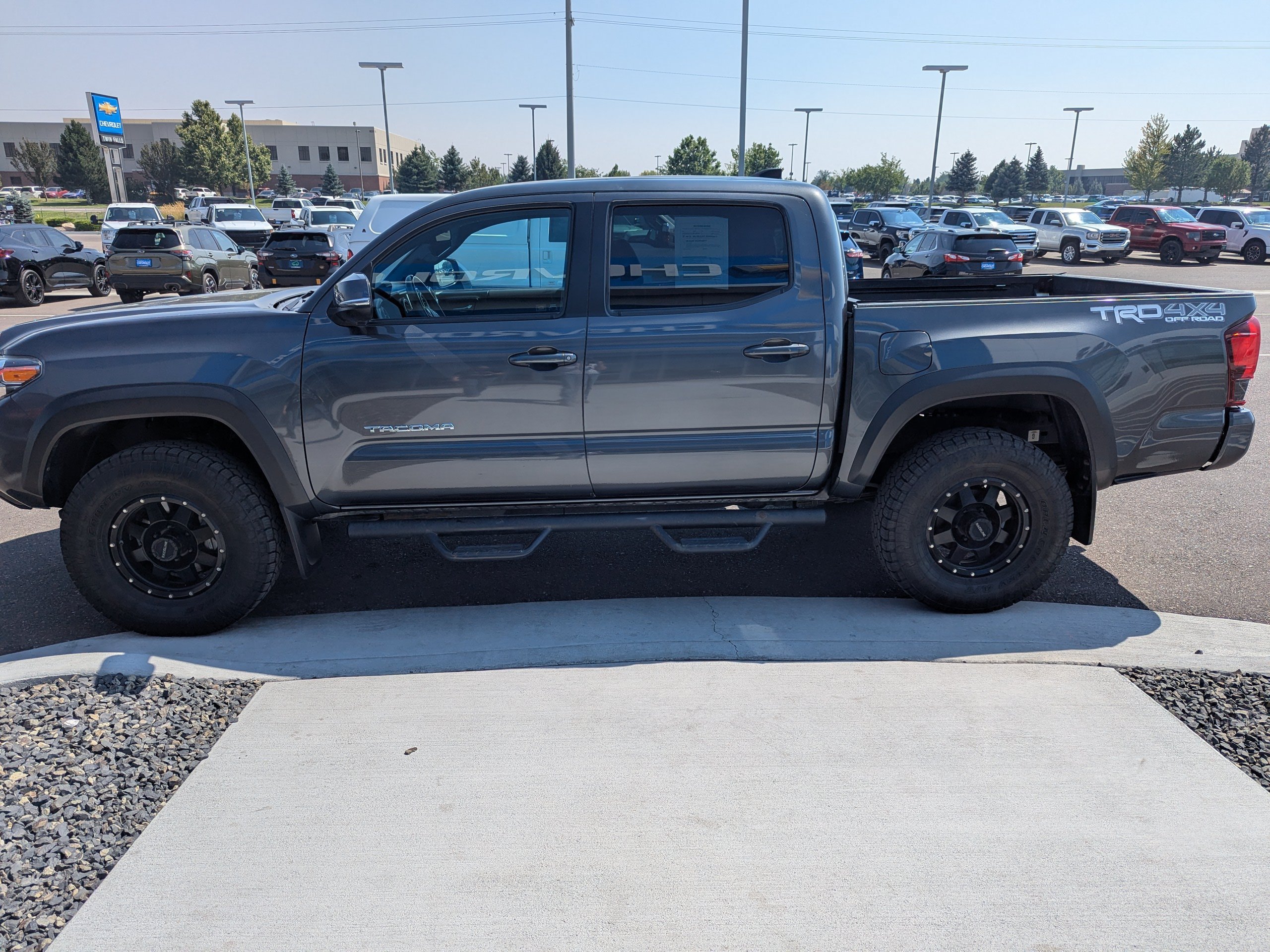 Used 2018 Toyota Tacoma TRD Off-Road w/ Technology Package AWD/4WD image 9