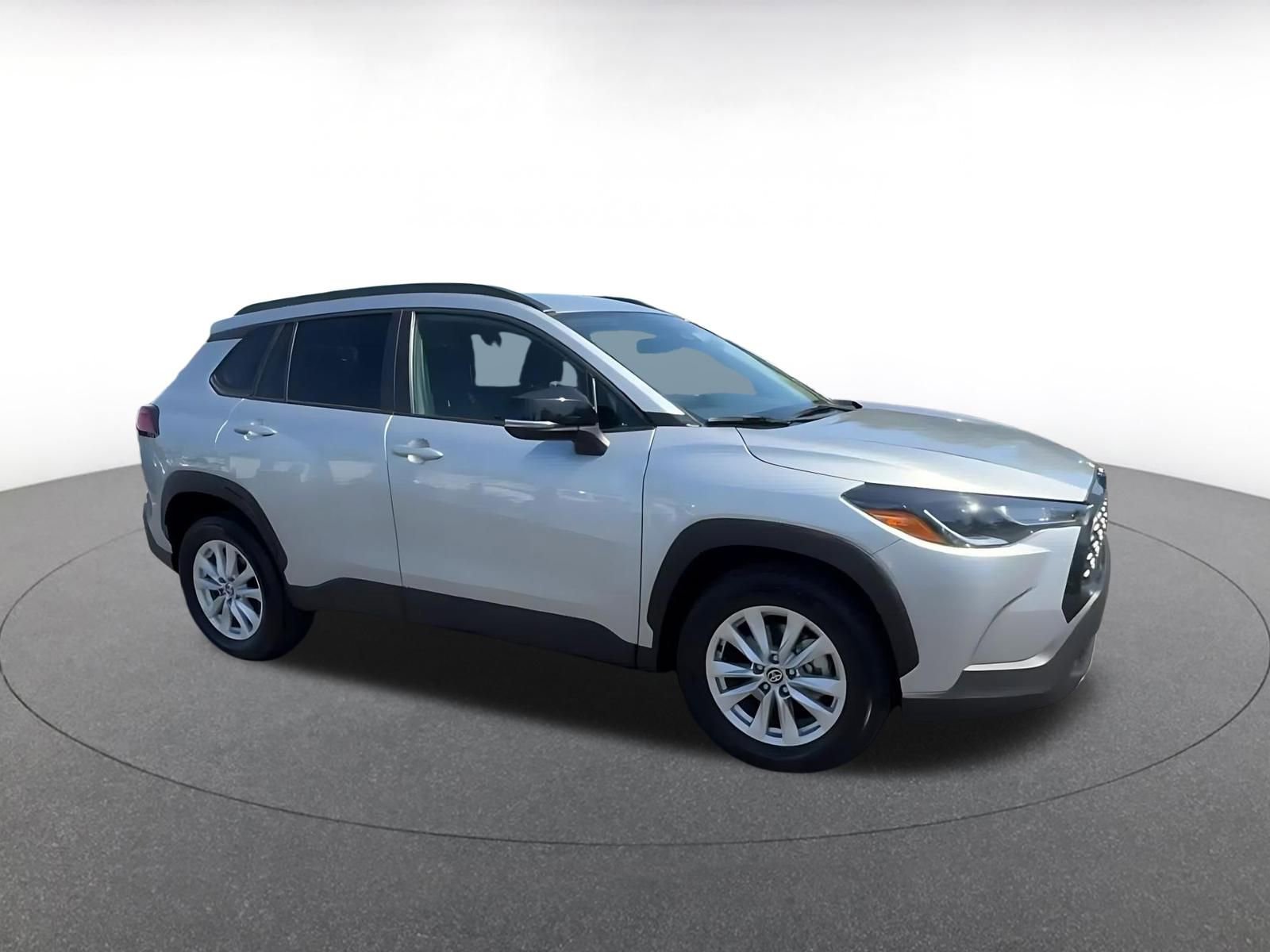 Used 2025 Toyota Corolla Cross LE FWD image 2