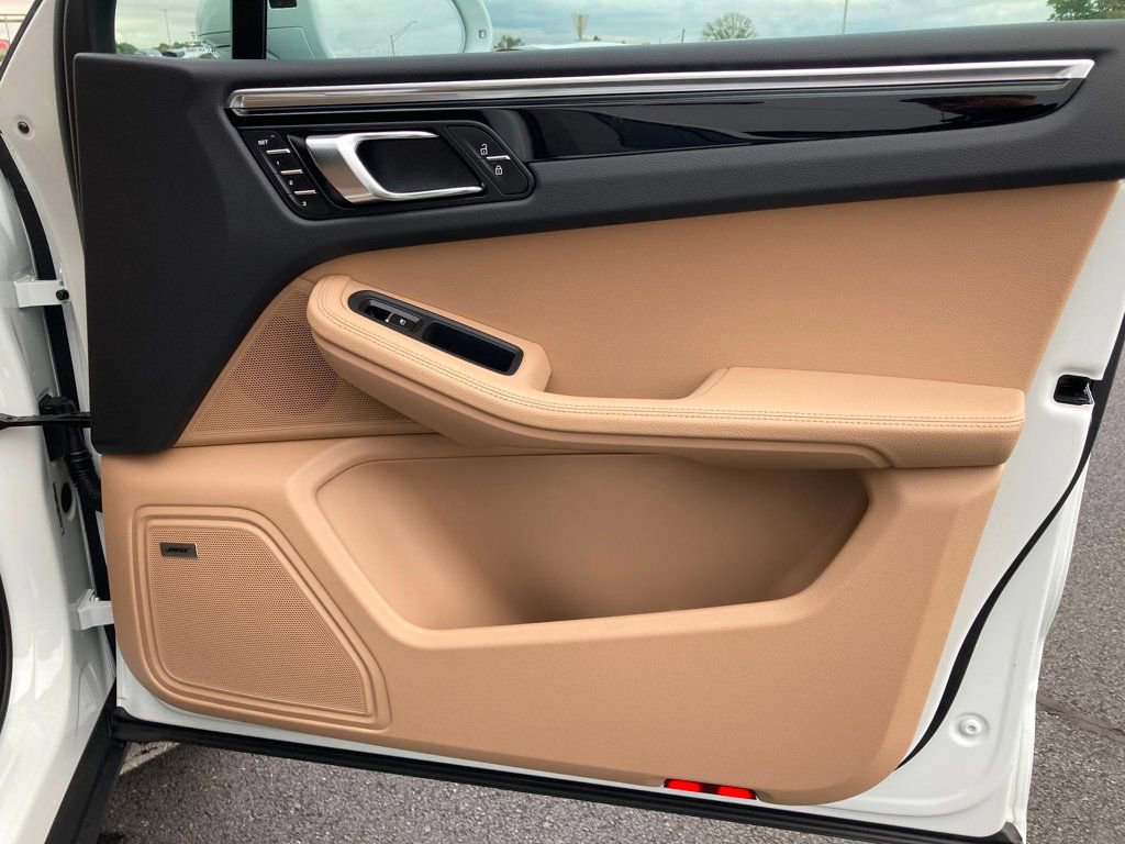 Used 2025 Porsche Macan AWD image 31