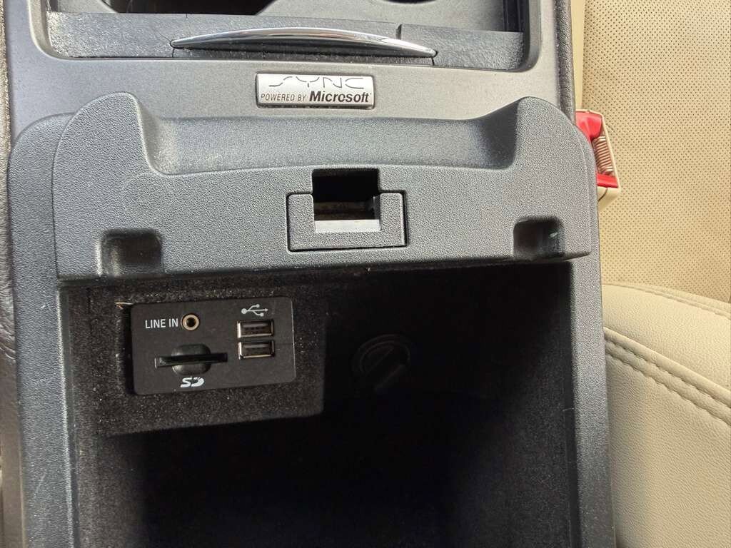 Used 2015 Lincoln MKS image 23