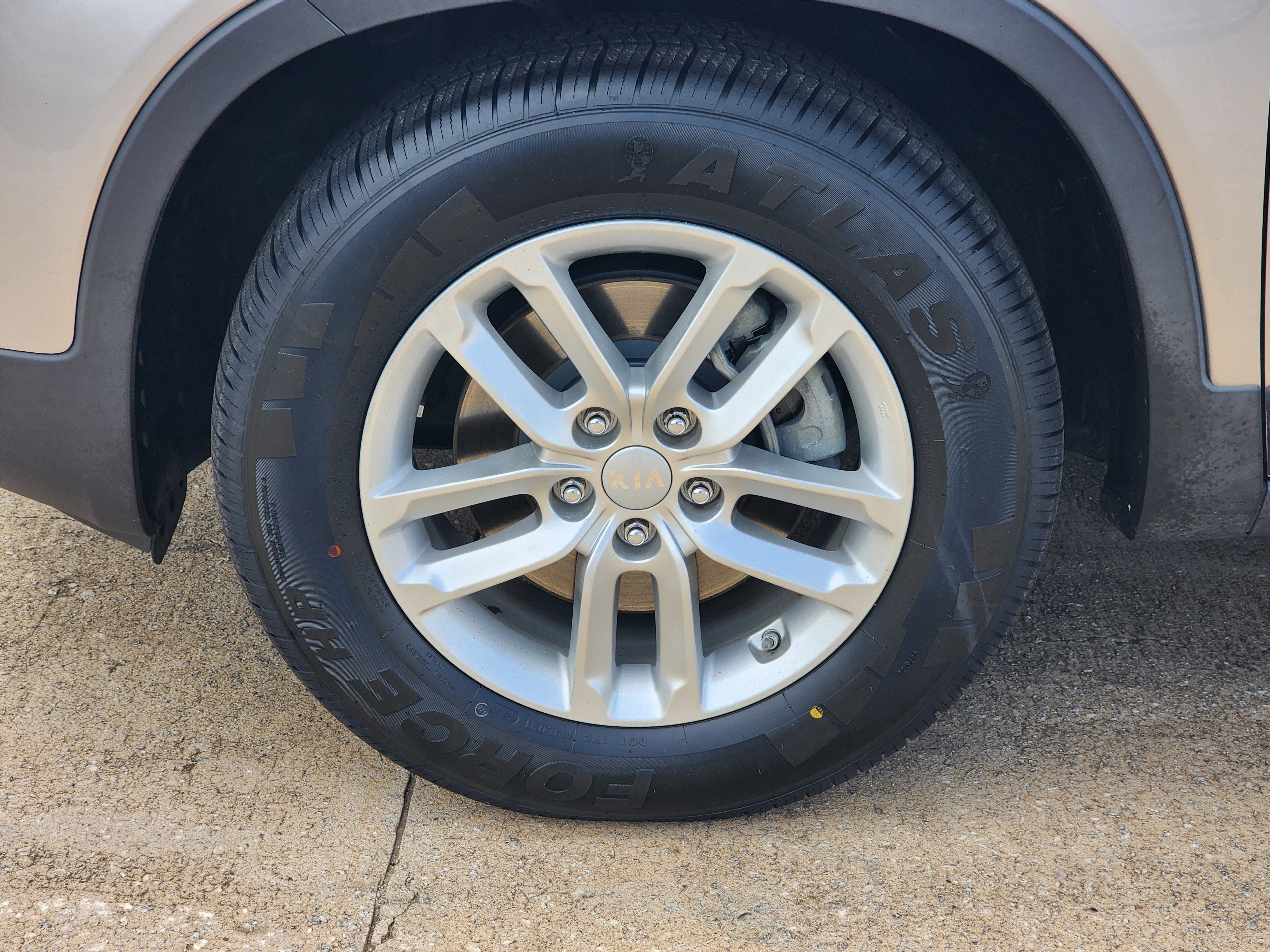 Used 2015 Kia Sorento LX image 11