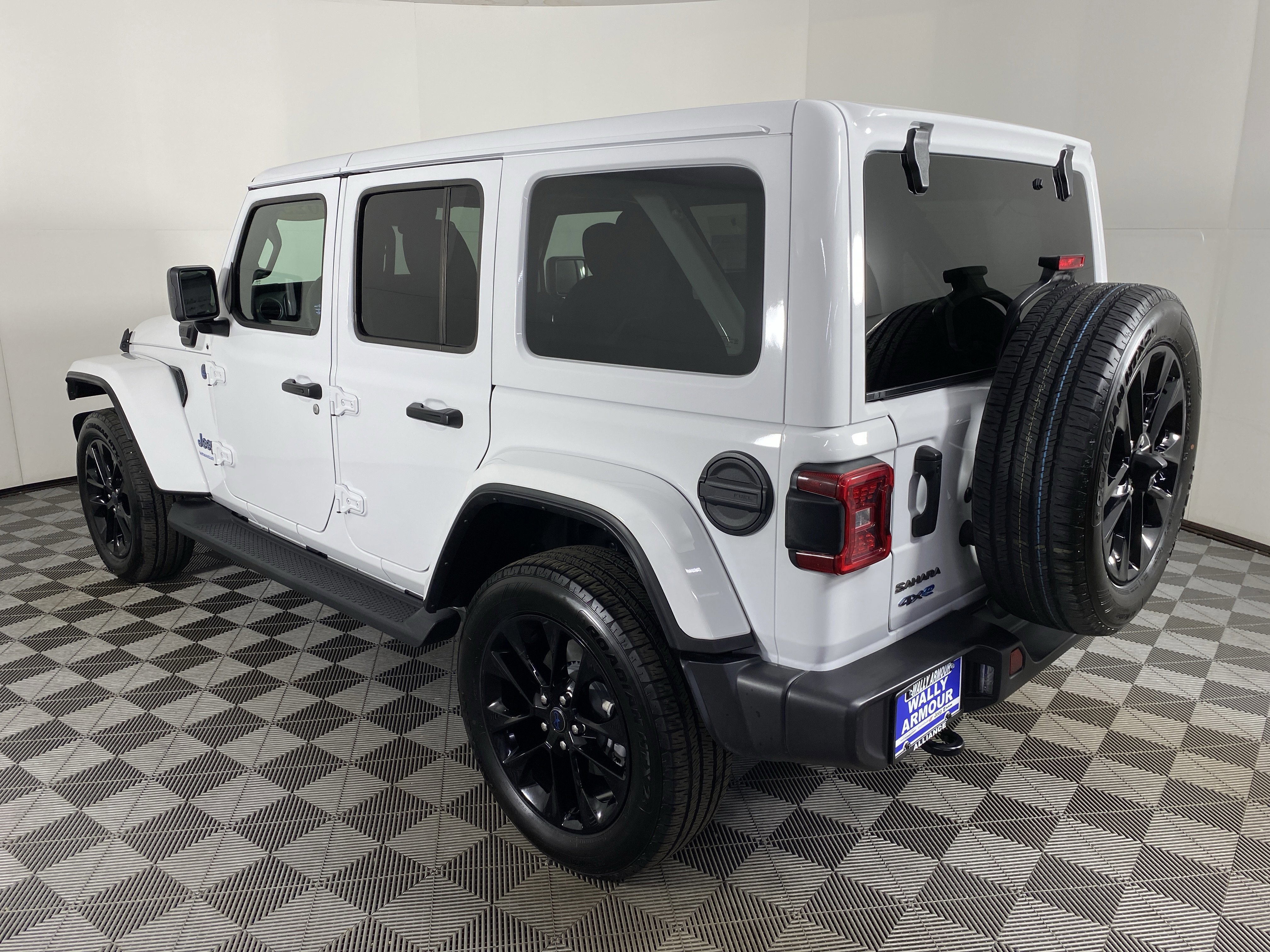 Used 2025 Jeep Wrangler Sahara AWD/4WD image 9