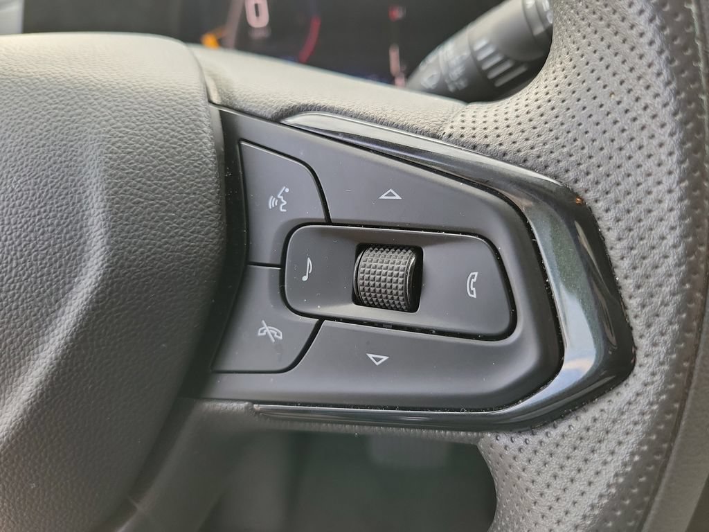 Used 2025 Chevrolet Trax LT FWD image 28