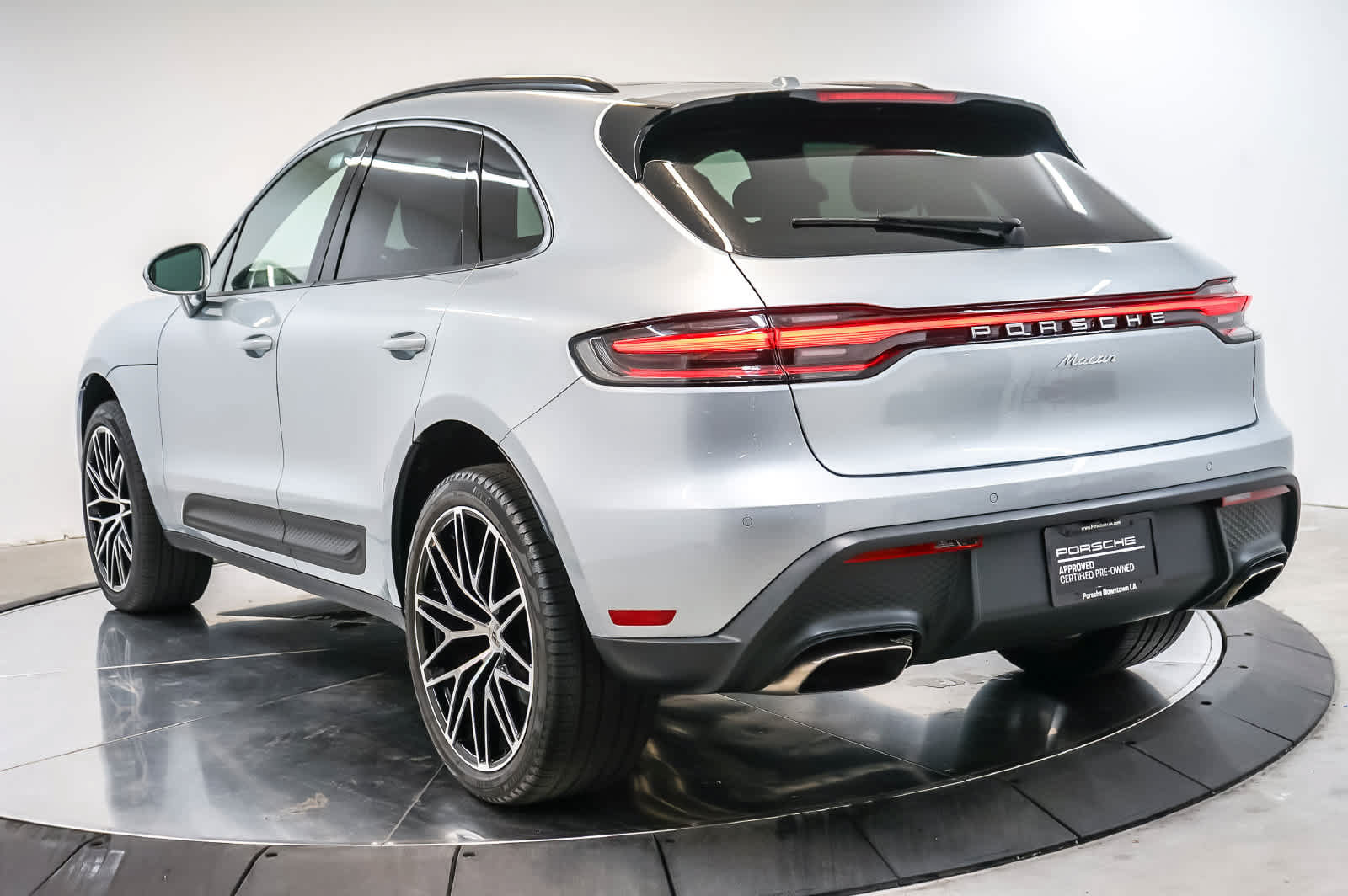 Certified 2026 Porsche Macan AWD/4WD image 3
