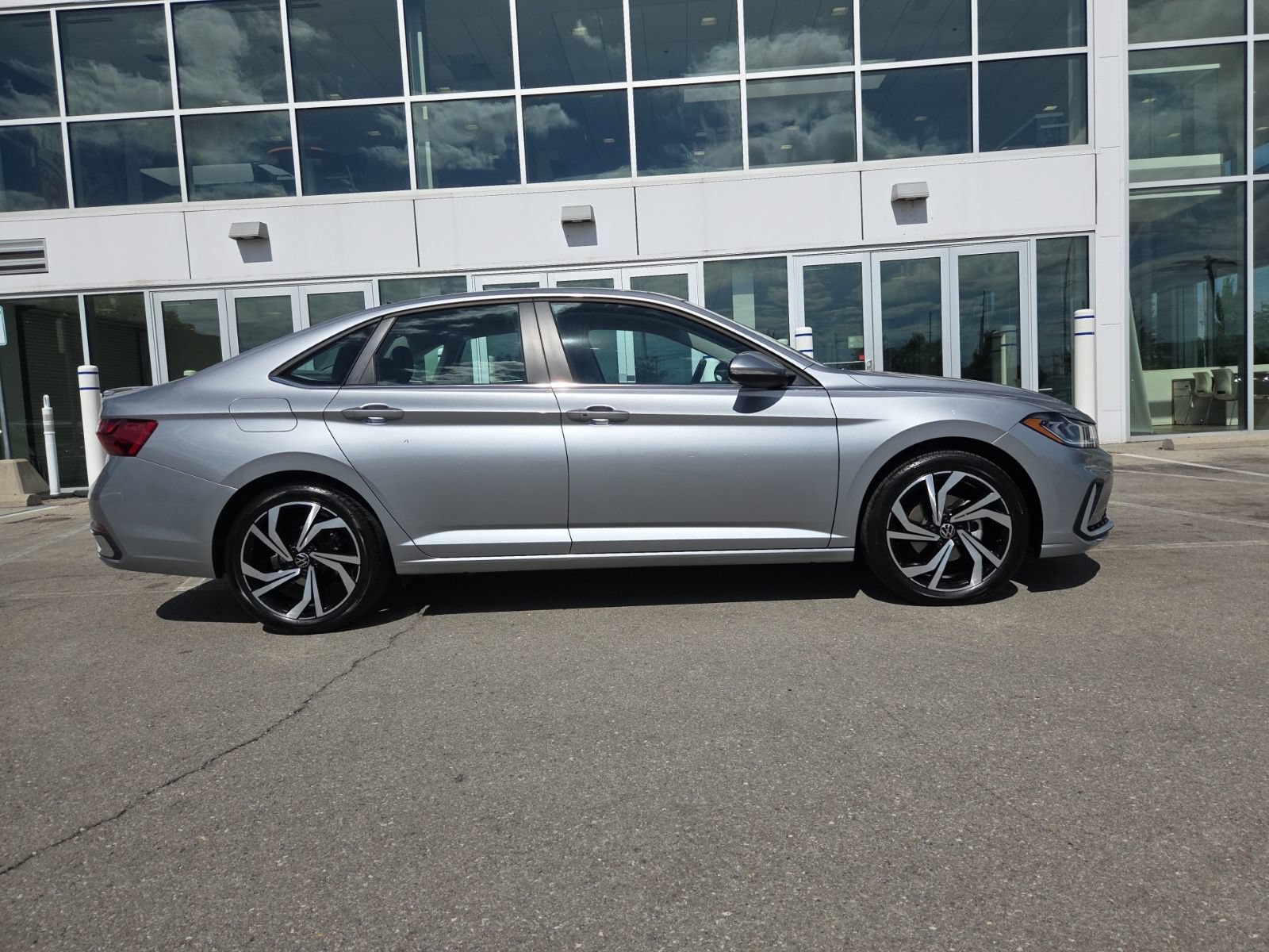 Certified 2025 Volkswagen Jetta SEL FWD image 3