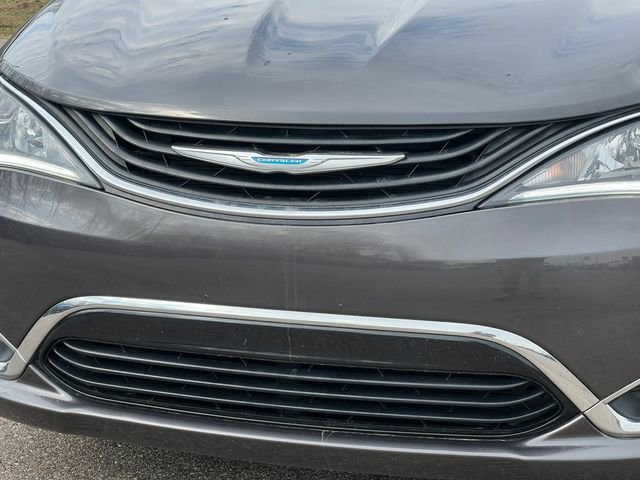 Used 2018 Chrysler Pacifica Touring-L image 40