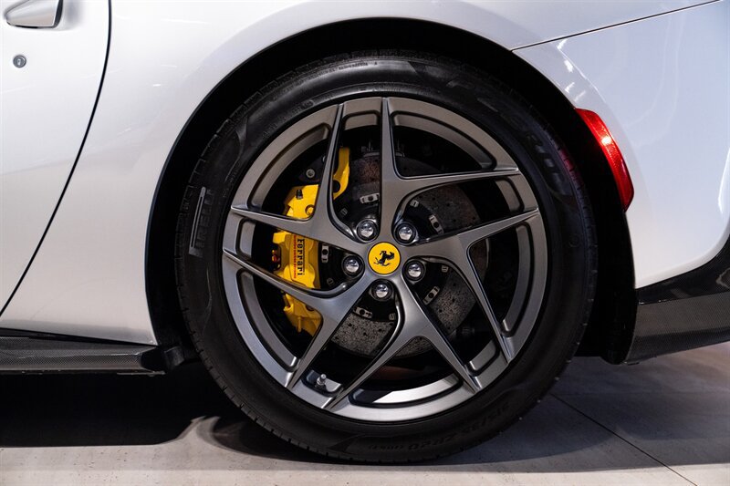 Used 2018 Ferrari 812 Superfast RWD image 10