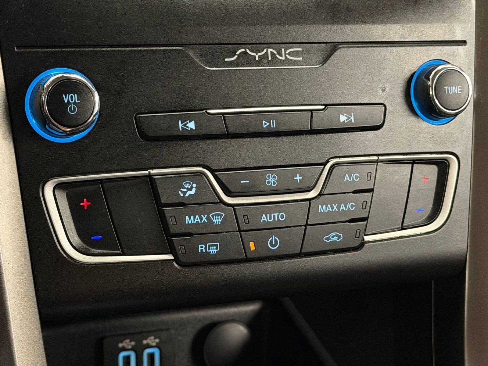 Used 2019 Ford Fusion SE FWD image 16