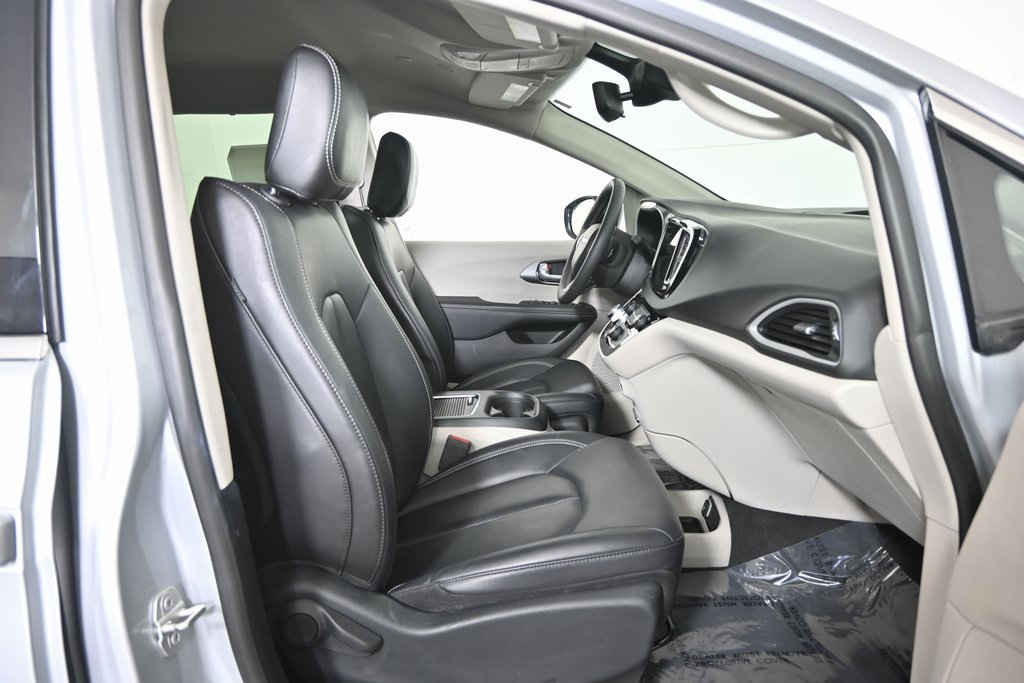 Used 2024 Chrysler Pacifica Touring-L image 13