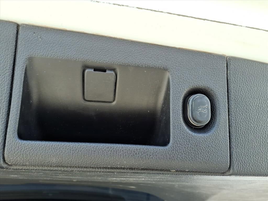 Used 2018 Chevrolet Suburban LT image 8