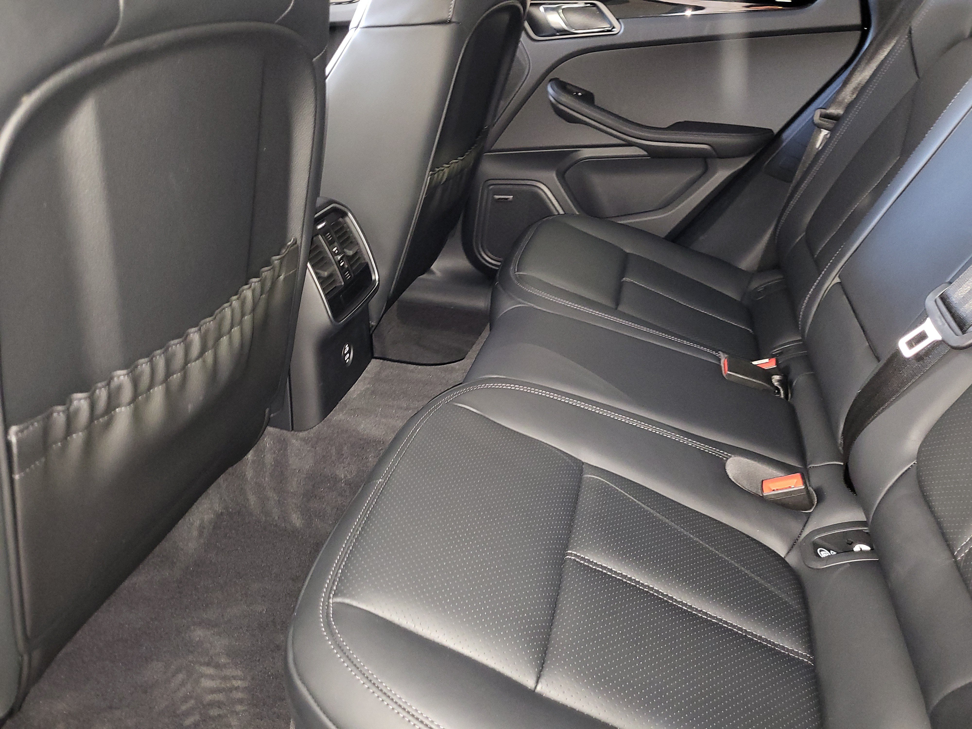 Certified 2026 Porsche Macan AWD/4WD image 20