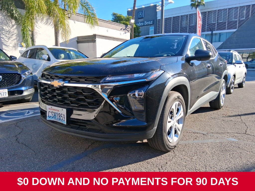 Used 2025 Chevrolet Trax LS FWD image 1