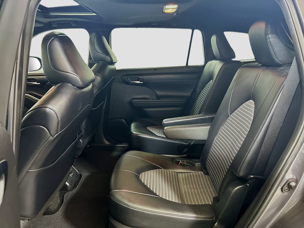 Used 2025 Toyota Highlander XSE AWD/4WD image 21