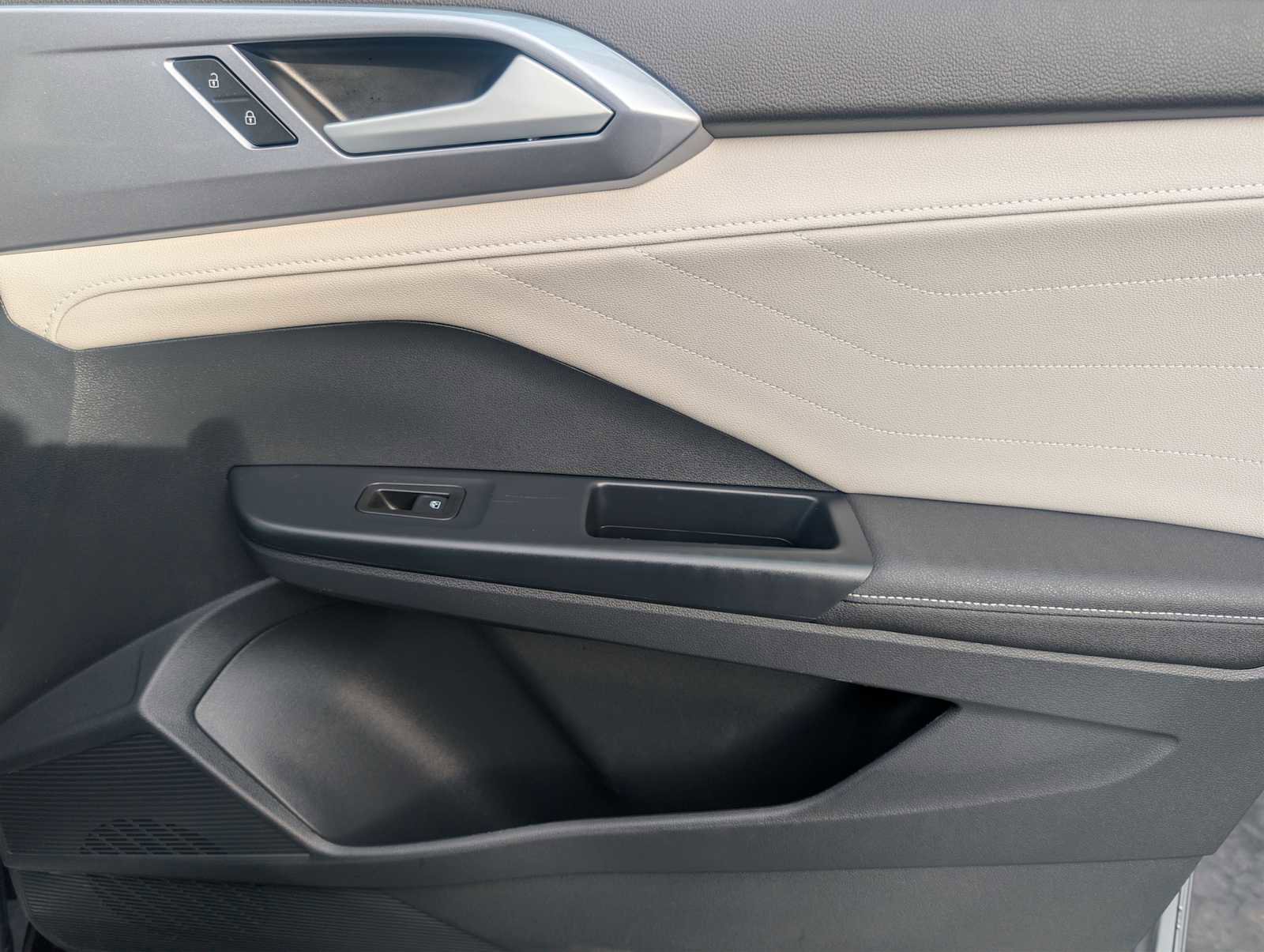 Certified 2025 Volkswagen Taos SEL w/ Taos Adventure Package image 33