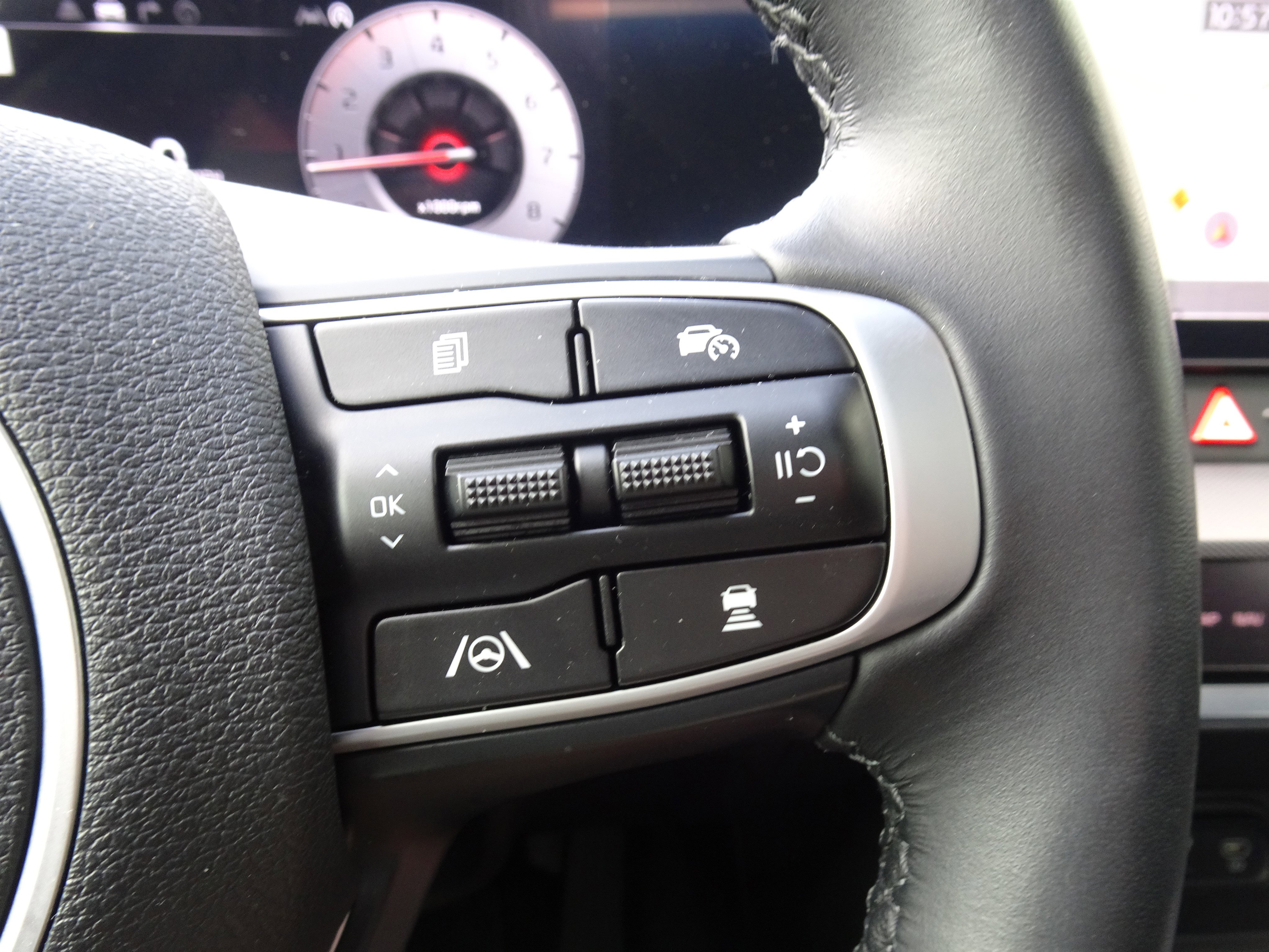 Used 2025 Kia Sportage SX image 26